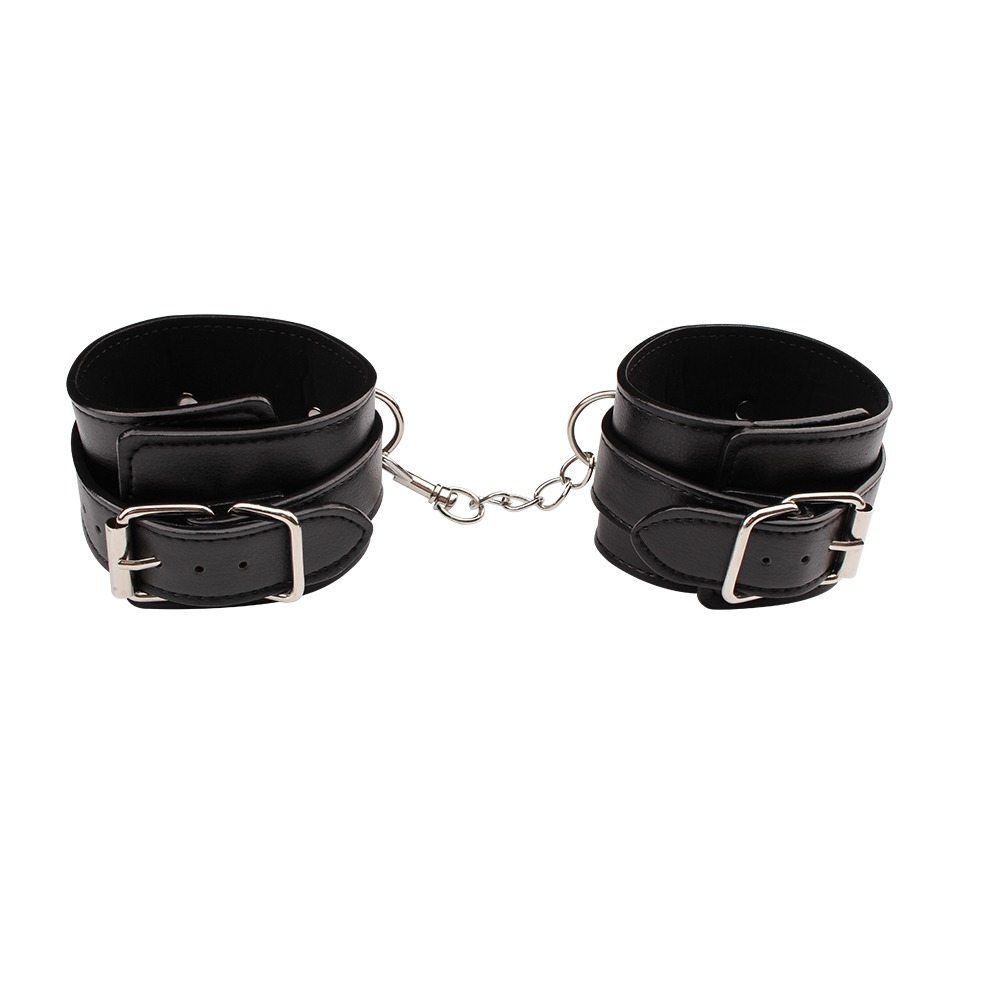 Наручники классические Chisa Behave Luxury Fetish из кожзама, черный
