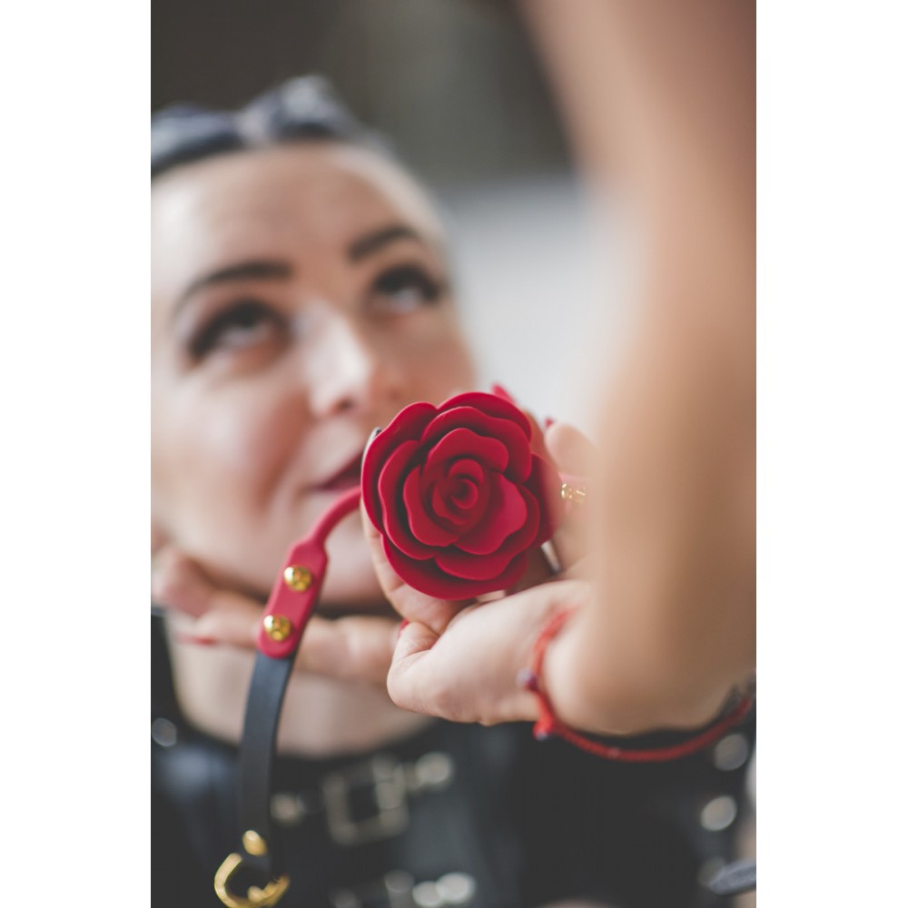 Кляп роза из силикона и итальянской кожи Rose Ball Gag UPKO