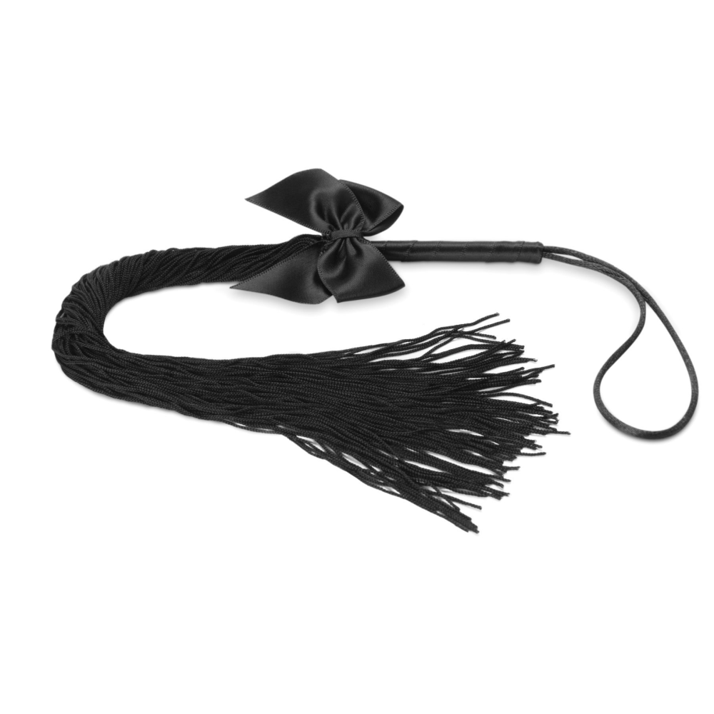 Плеть Bijoux Indiscrets - Lilly - Fringe whip украшена шнуром и бантиком, в подарочной упаковке