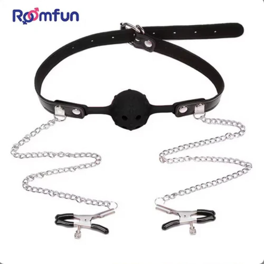 Кляп-шарик с отверстиями Roomfun и зажимами для сосков, черный