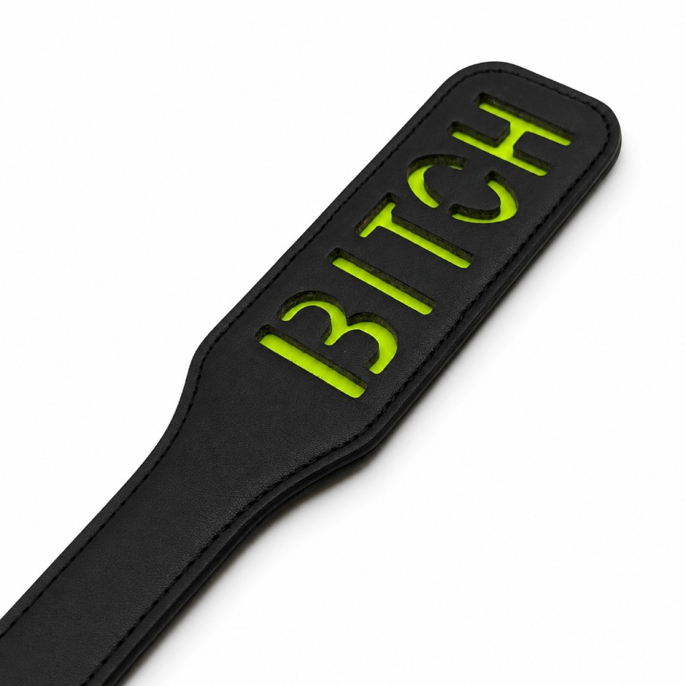 Паддл DS Fetish з люмінісцентним надписом "Bitch", чорний